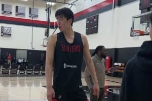 毒奶?杨瀚森试训开拓者时 杨毅：不应该去有可能选他的队吗？
